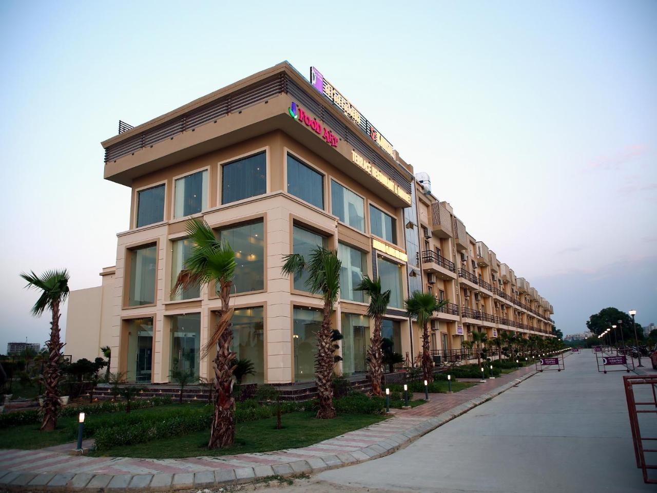Anandam Clarks Inn Suites Vrindāvan Exterior foto