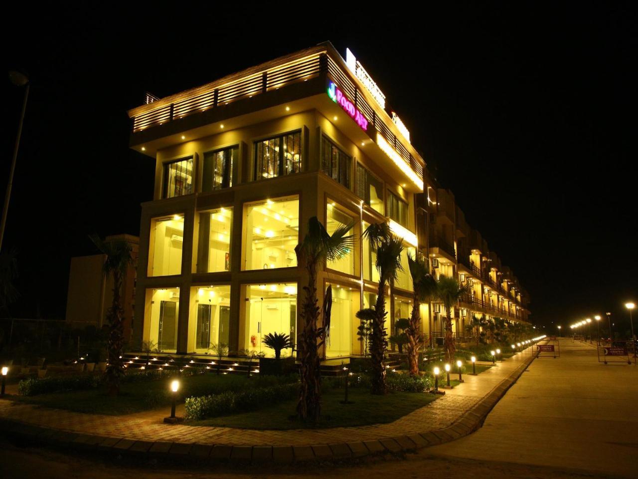 Anandam Clarks Inn Suites Vrindāvan Exterior foto