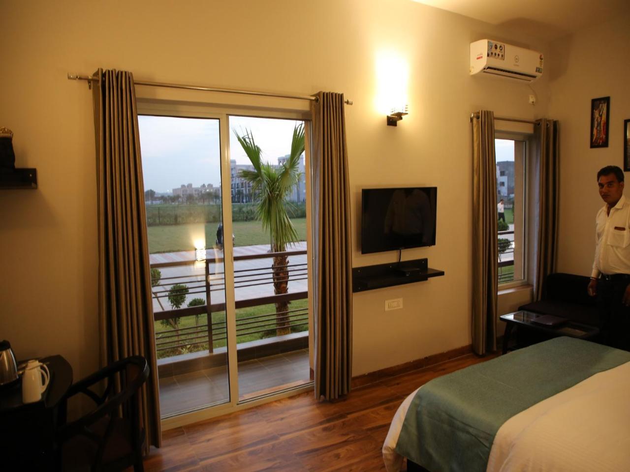Anandam Clarks Inn Suites Vrindāvan Exterior foto