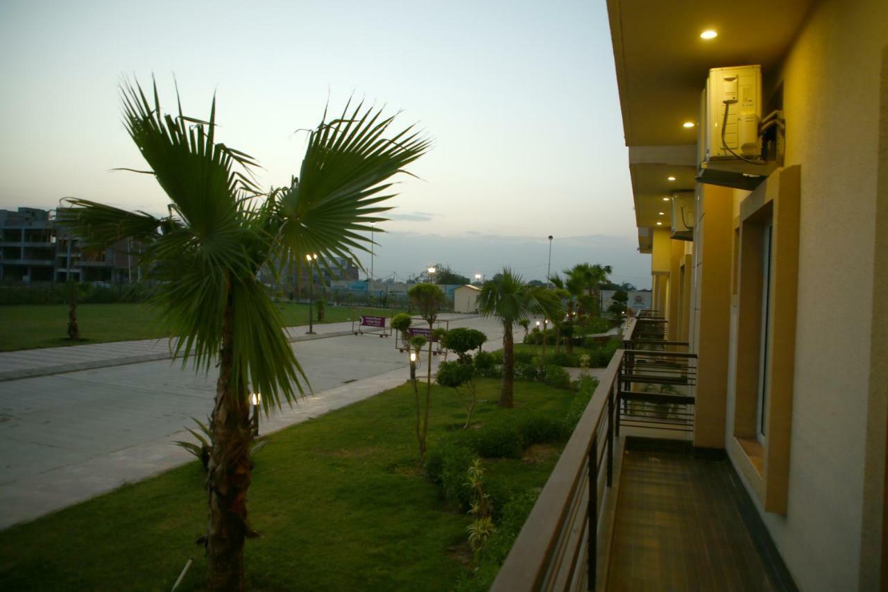 Anandam Clarks Inn Suites Vrindāvan Exterior foto