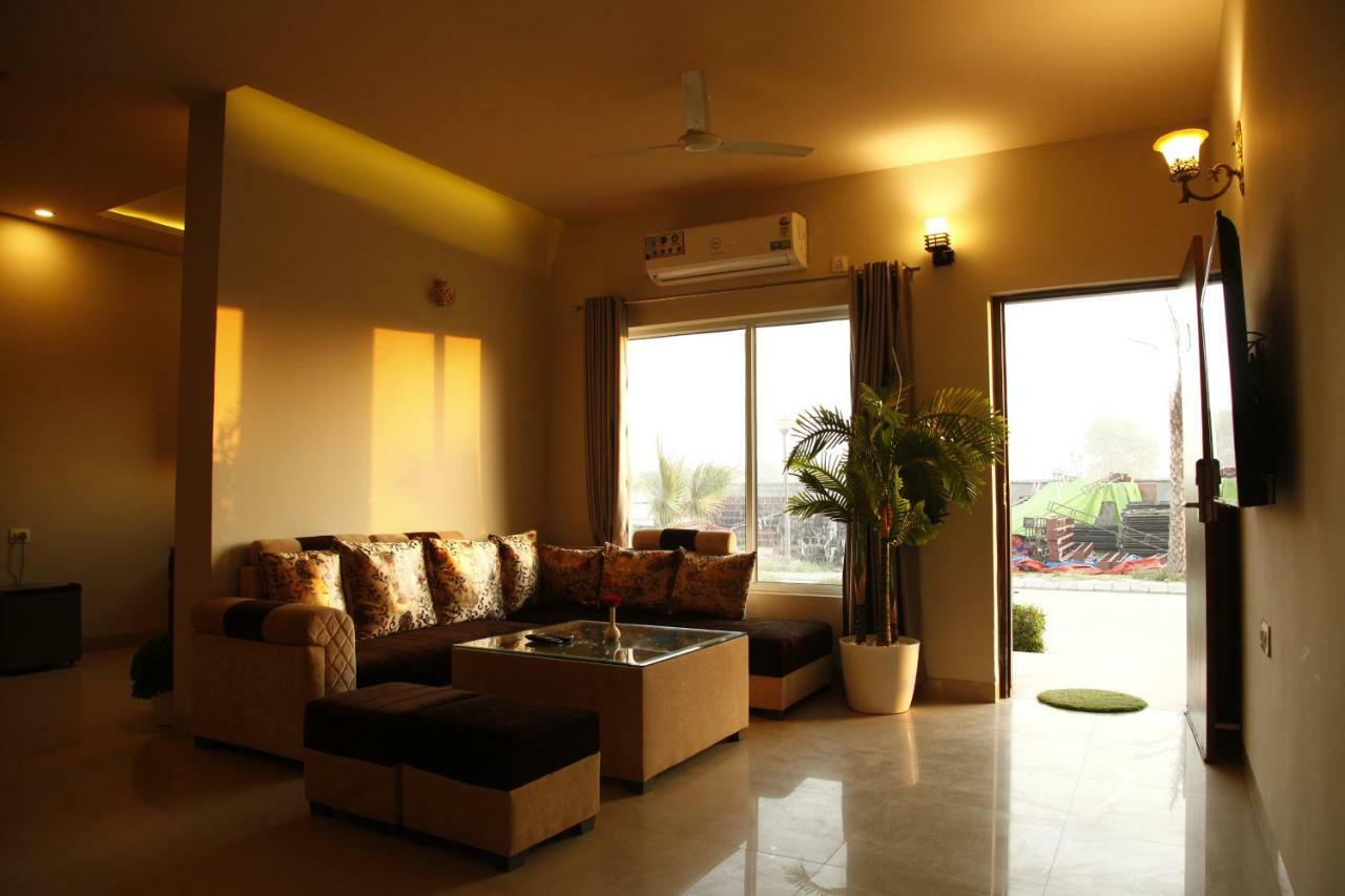 Anandam Clarks Inn Suites Vrindāvan Exterior foto