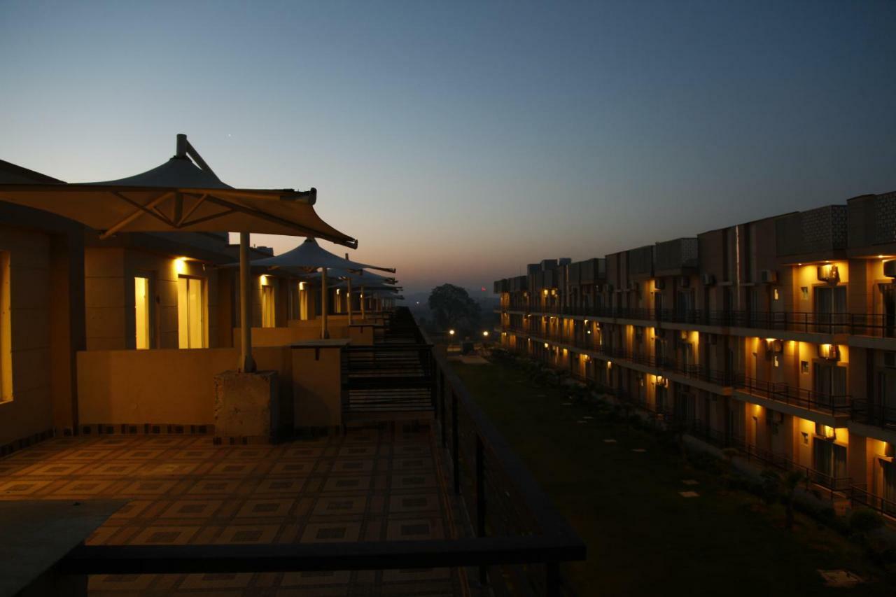 Anandam Clarks Inn Suites Vrindāvan Exterior foto