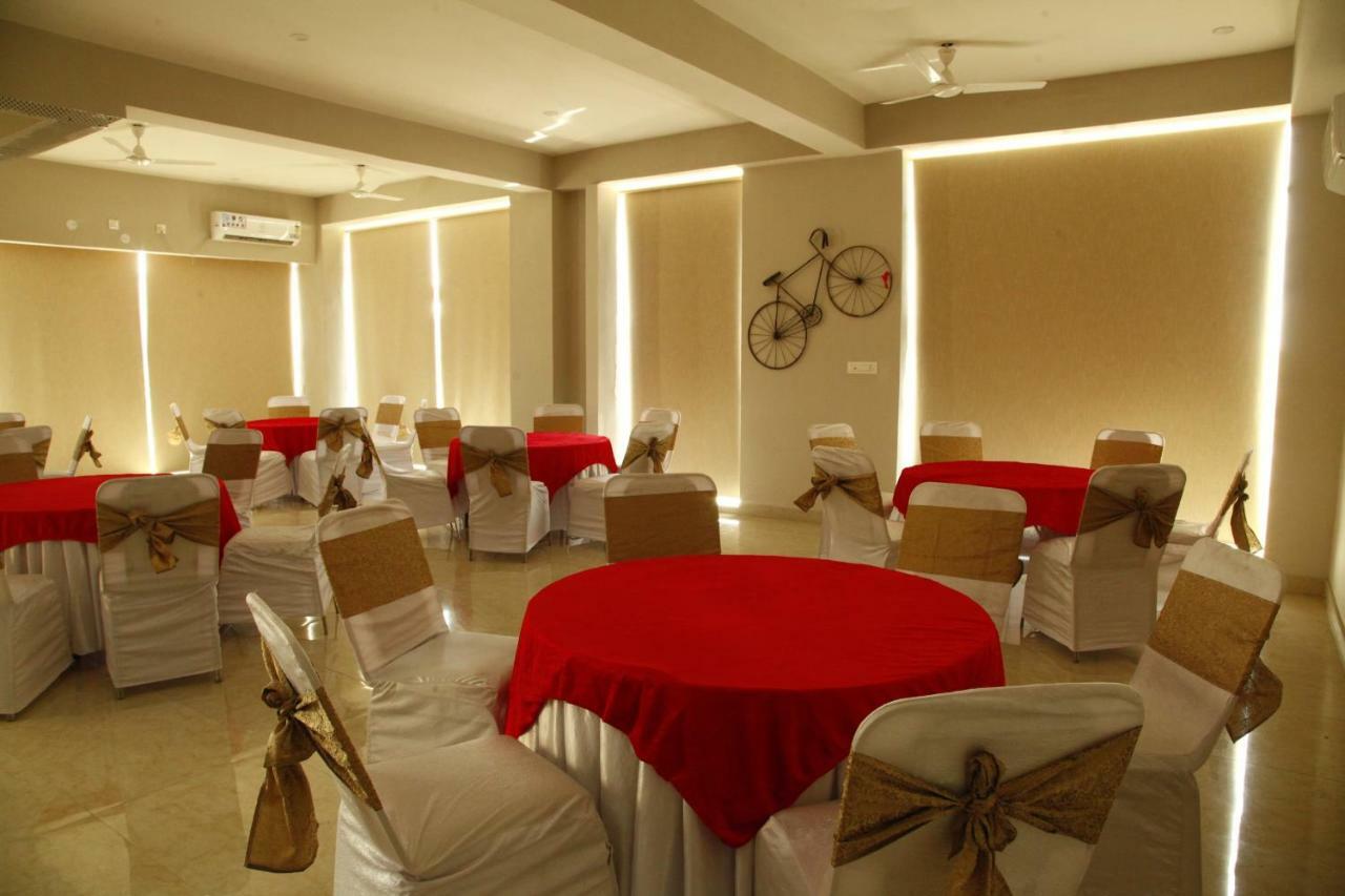 Anandam Clarks Inn Suites Vrindāvan Exterior foto
