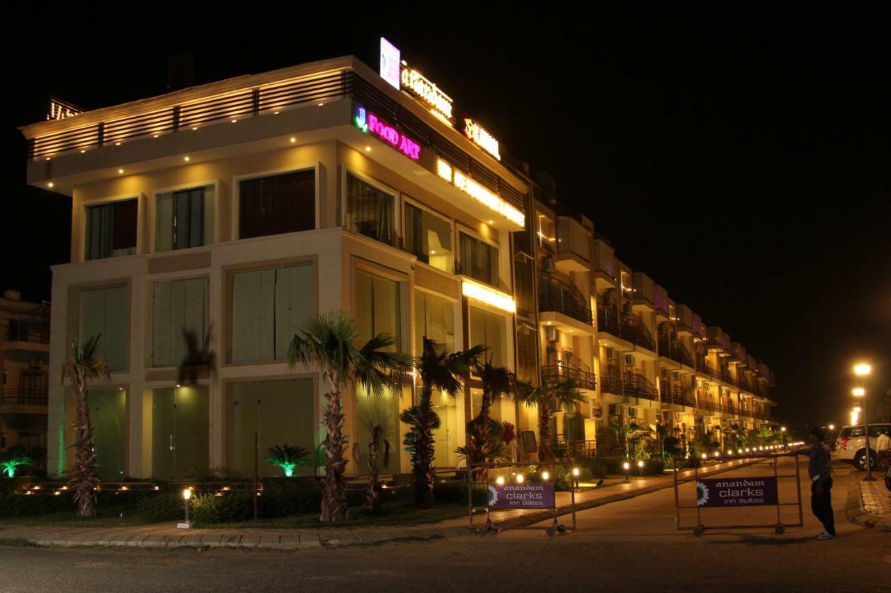 Anandam Clarks Inn Suites Vrindāvan Exterior foto